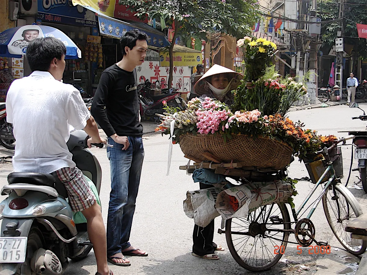Nhịp sống trên đường phố Hà Nội